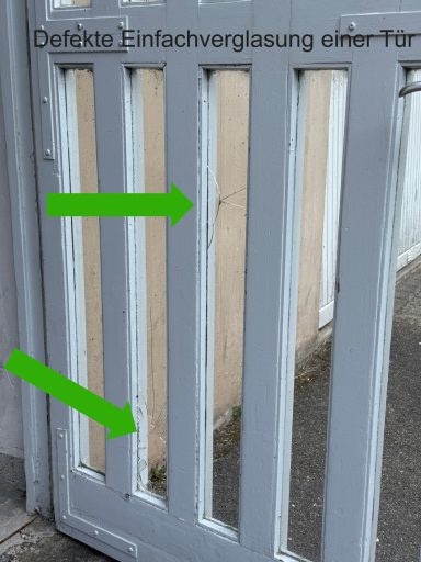 Holztor mit einfachen vertikalen Lamellen und zwei grünen Pfeilen, die die Struktur hervorheben.