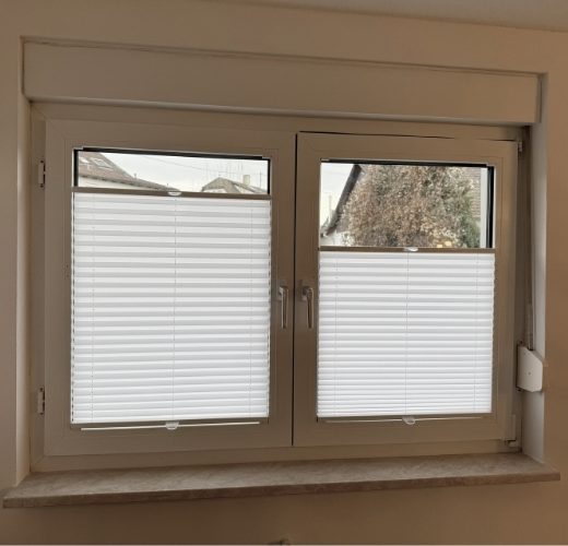 Verdunkelungsjalousie in einem modernen Raum mit großen Fenstern.