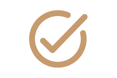 Braunes Häkchen in einem Kreis, symbolisiert Zustimmung oder Bestätigung.