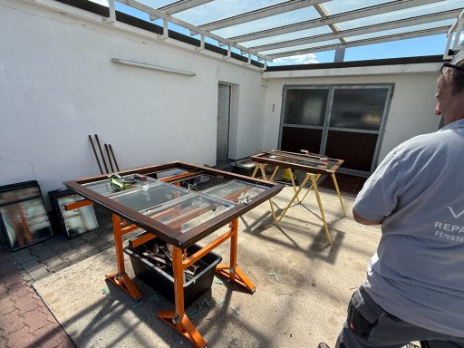 Blick auf eine Terrasse mit Werkzeugen und Möbeln, bereit für Arbeiten im Freien.