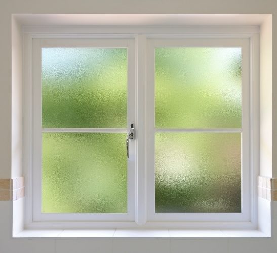 Abbildung einer Sichtschutzfolie auf einem Fenster.