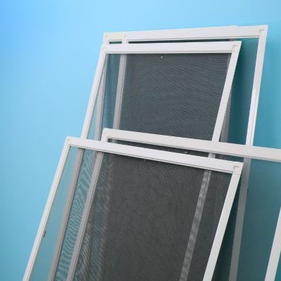 Insektenschutzgitter für Fenster und Türen. Jetzt durch den Reparaturservice Valet montieren lassen.